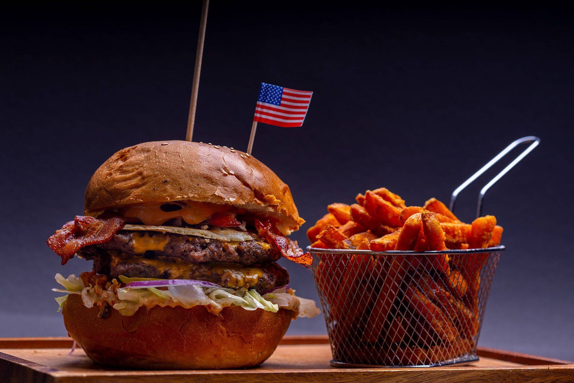 Monster burger + édesburgonya fotó: Mészáros Zsolt
